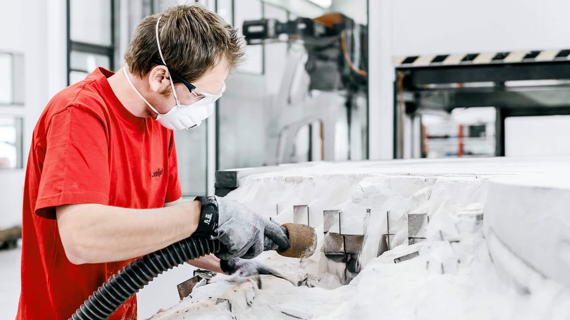 从voxeljet上拆开VX4000的包装。